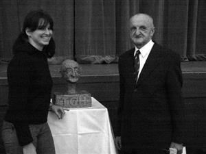 Lubomír Hanzelka je asi jediným Kopřivničanem, který se dočkal odhalení vlastní busty už za svého života. Recesi svých přátel přijal s úsměvem.<br/>                      
FOTO: DAVID MACHÁČEK
