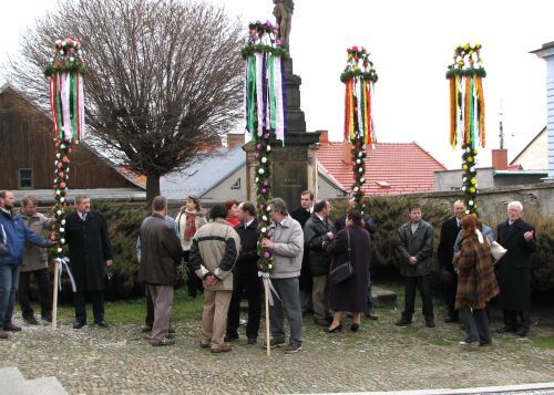 Pestrobarevné symbolické napodobeniny palem nesli věřící v průvodech ze čtyř částí - z Benátek, Klokočova, Příbora a Vésky.<br/>                                                                     
FOTO: ILONA MAZALOVÁ
