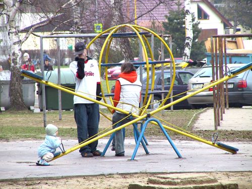 Starší dětská hřiště, která neodpovídají normám EU, budou postupně rušena a ve městě vznikne několik nových moderních hřišť jak pro ty nejmenší, tak i pro starší děti.<br/><br/>
FOTO: DAVID MACHÁČEK
