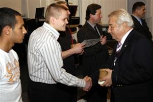 Kopřivnický karatista Milan Burget se tradičně probojoval do elitní společnosti nejlepších sportovců okresu. Ocenění převzal z rukou zlatého olympionika Jiřího Rašky.         <br/>
FOTO: DAVID MACHÁČEK
