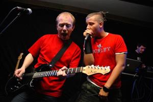 Koncert Skyline bavil nejen návštěvníky Nory, ale stejně dobře se bavila i kapela na pódiu. Výsledkem bylo vystoupení nabité energií.<br/>                                                              
FOTO: DAVID MACHÁČEK
