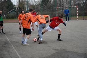 Po zimní přestávce se opět rozjela městská liga malé kopané. V úvodním utkání nového ročníku soutěže na sebe narazily FC Bari a Lokomotiva Gansters.                                  <br/>
FOTO: DAVID MACHÁČEK
