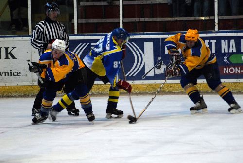 O jediný gól unikl kopřivnickým hokejistům postup do druhé ligy. V emotivním utkání Dyje Břeclav Kopřivnici sice podlehla ale ne o potřebné dvě branky.                          <br/>
FOTO: DAVID MACHÁČEK
