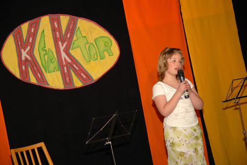 Základní kolo pěvecké soutěže KfaKtor proběhlo před týdnem v DDM a mělo velkou účast. Vybraní finalisté se objeví na obrazovkách místní kabelové televize.<br/>                        
FOTO: DAVID MACHÁČEK
