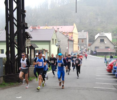 Už od startu běžel v první linii Václav Bitala (běžec vlevo s číslem 7), který vyhrál kategorii mužů do 39 let v čase 37:12,2 min.<br/>                                                              
FOTO: DANA HOĎÁKOVÁ
