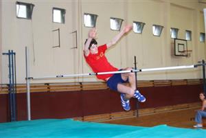 Na letošním ročníku Kopřivnické laťky předvedli zajímavé výkony nejen samotní závodníci, ale i pozvaní hosté. Jaroslav Bába skočil rekord. Rozhovor s ním najdete v příštím čísle.<br/> 
FOTO: D. HOĎÁKOVÁ
