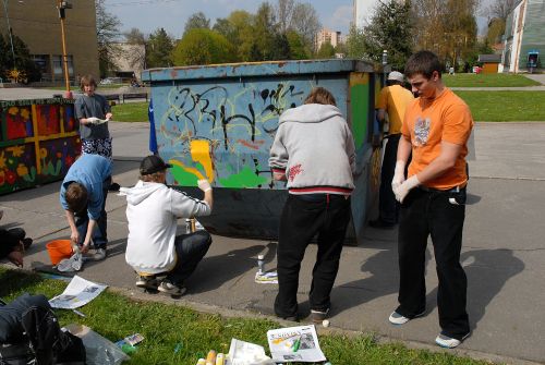 Přímo v centru města dostávaly velkoobjemové plechové kontejnery novou vizáž. Dva pomalovaly děti ze školek, jeden mladí zastupitelé.<br/>      
FOTO: D. MACHÁČEK
