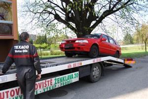 Miroslavu Bělkovi sloužilo auto dvanáct let, minulý týden bylo odtaženo na vrakoviště do Ženklavy, kde bude ekologicky zlikvidováno.<br/>                                                                
FOTO: DANA HOĎÁKOVÁ
