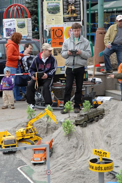 Rádiem řízené modely stavebních strojů, které se proháněly po krajině tvořené haldou písku před kulturním domem, se v rámci KIT Show těšily obrovskému zájmu.<br/>                 
FOTO: DAVID MACHÁČEK