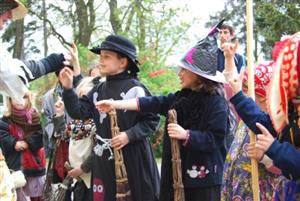 Premiérové setkání čarodějnic a černokněžníků proběhlo v Trnávce v podvečer 30. dubna. Mezi soutěžemi se největšímu zájmu účastníků těšilo překusování žížal.<br/>                
FOTO: ILONA MAZALOVÁ
