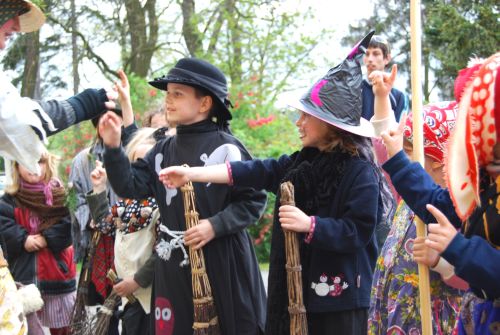 Premiérové setkání čarodějnic a černokněžníků proběhlo v Trnávce v podvečer 30. dubna. Mezi soutěžemi se největšímu zájmu účastníků těšilo překusování žížal.<br/>                
FOTO: ILONA MAZALOVÁ
