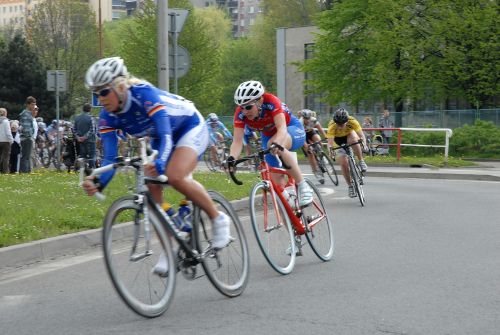 Cyklistický závod žen Gracia Orlová i tentokrát projel Kopřivnicí. Na peleton závodnic čekalo ve sváteční odpoledne u kruhového objezdu několik desítek lidí.<br/>        
FOTO: D. MACHÁČEK
