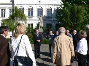 U pomníku se sešli ve středu 7. května v podvečer nejen představitelé města, ale i občané, aby vzdali hold lidem, kteří padli v bojích druhé světové války.<br/>                     
FOTO: DANA HOĎÁKOVÁ
