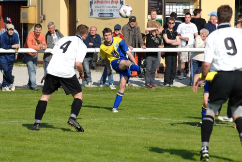 První gól v derby zápase padl z kopaček Kopřivničanů, nakonec však v atraktivním utkání TJ Kotouč zvítězil. <br/>                                                                                                  
FOTO: DAVID MACHÁČEK
