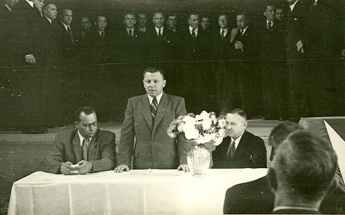 Slavnostní zasedání místního národního výboru v srpnu 1948, právě tehdy představitelé komunální politiky převzali dekret, který Kopřivnici povýšil na město.<br/>     
FOTO: ARCHIV MUZEA FOJTSTVÍ
