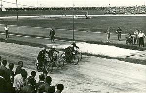 Plochá dráha se začala v Kopřivnici podle archivních zdrojů jezdit v roce 1954, v té době byl Zátopkův stadion stále ještě nedokončený a horečně se sháněli brigádníci.<br/>            
FOTO: MUZEUM FOJTSTVÍ
