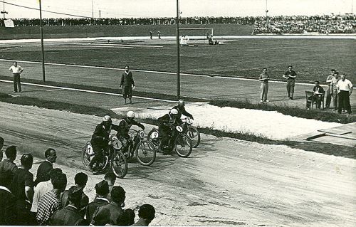 Plochá dráha se začala v Kopřivnici podle archivních zdrojů jezdit v roce 1954, v té době byl Zátopkův stadion stále ještě nedokončený a horečně se sháněli brigádníci.<br/>            
FOTO: MUZEUM FOJTSTVÍ
