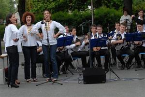 Balkánský folklor byl v neděli k vidění na kopřivnickém náměstí T.G.M. Balkánské dny tam pořádala Katolická beseda.<br/> 
FOTO: DAVID MACHÁČEK

