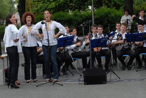 Balkánský folklor byl v neděli k vidění na kopřivnickém náměstí T.G.M. Balkánské dny tam pořádala Katolická beseda.<br/> 
FOTO: DAVID MACHÁČEK
