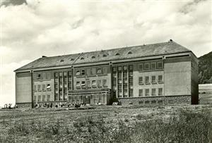 Budova tehdejší Základní školy Pionýrská byla otevřena v roce 1958 a do dnešních dnů příliš změn v exteriéru nedoznala.<br/>
FOTO: ARCHIV MUZEA FOJTSTVÍ
