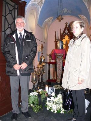 Vnuk Marianne Schustala Petr Zezula s manželkou poté, co splnili přání své zemřelé příbuzné a po 37 letech umístili urnu s jejím popelem v rodinné hrobce. Více na straně 3.         <br/>
FOTO: IVA JALŮVKOVÁ
