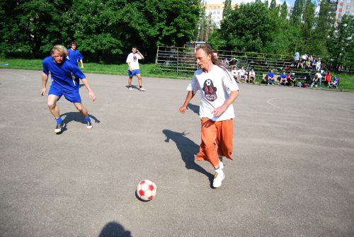 Prvoligové utkání mezi Viagrou a týmem Bum Šankar (u míče) bylo ozdobou sobotního turnaje v malé kopané.<br/>
FOTO: ONDŘEJ ZAPLETAL
