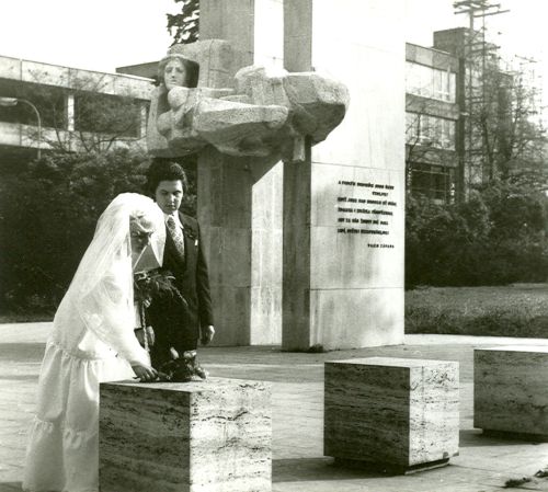 V sedmdesátých letech vyrostl v Kopřivnici i památník osvobození. Bylo zvykem, že nevěsty pokládaly své svatební kytice k této pompézní připomínce osvobození.<br/>
FOTO: ARCHIV MUZEA FOJTSTVÍ
