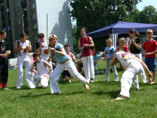 Na oslavách Dne dětí se těšilo velkému zájmu vystoupení brazilského bojového umění capoeiry s hudebním doprovodem. <br/>
FOTO: ILONA MAZALOVÁ
