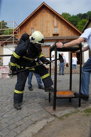 Nedělní závod ve Štramberku byl tvrdou prověrkou fyzické připravenosti hasičů, náročné silové a vytrvalostní disciplíny museli absolvovat v plné výstroji.<br/>
FOTO: DAVID MACHÁČEK