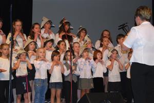 OGaBA na svém narozeninovém koncertu k desátým narozeninám předvedla průřez svým repertoárem, v kinosále bylo téměř plno. <br/>
FOTO: DANA HOĎÁKOVÁ
