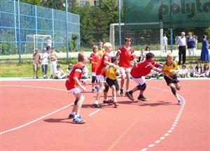 Prvním krokem k celkovému vítězství ZŠ E. Zátopka v Novinářském kalamáři bylo důležité vítězství nad Zubří v úvodním zápase turnaje. <br/> 
FOTO: JAN MUŽÍK
