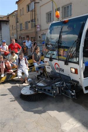 Od bílých plášťů ve zdravotnických laboratořích až po zametání silnic ve Slumeku - takový byl záběr premiérového dne profesí připraveného pro žáky ZŠ Milady Horákové.<br/>
FOTO: DAVID MACHÁČEK
