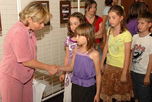 Školáci i senioři, kteří přispěli do nejnovějšího Almanachu místní knihovny, se dočkali ocenění z rukou místostarostky Dagmar Rysové.<br/>  
FOTO: D. MACHÁČEK
