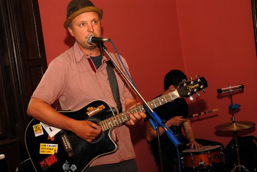 Jaromír Švejdík alias Jaromír 99 hraje několik písní v úvodů své komiksové výstavy v Lašském muzeu. Ve vile je k vidění Alois Nebel v Noře pak The Bomber.<br/>
FOTO: DAVID MACHÁČEK
