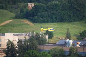 Letecká záchranná služba zasahovala při vážné nehodě v Tatře. Jednoho ze zaměstnanců automobilky přimáčkla korba nákladního auta.<br/> 
FOTO: DAVID MACHÁČEK
