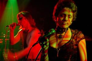 Petr Chechelský a Lenka Hrůzová z kapely Nesselsdorf. Už zítra večer je oba bude možné vidět a slyšet před kulturním domem při oslavách Evropského svátku hudby.<br/>
FOTO: DAVID MACHÁČEK
