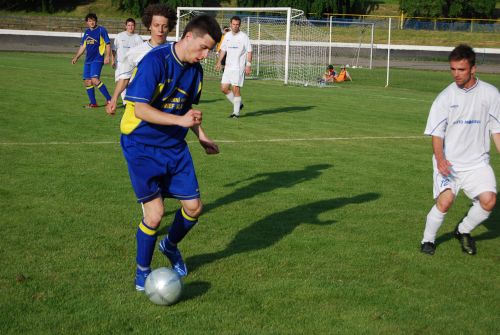 V závěru fotbalového utkání okresního přeboru, v němž Kopřivnice hostila soupeře z Veřovic, bránili domácí výhru také ofenzivně ladění hráči Kalich a Kurečka. <BR/>
FOTO: ONDŘEJ ZAPLETAL
