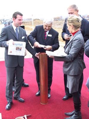 Šestého listopadu 2003 byl pložen v průmyslové zóně základní kámen závodu německé firmy Brose. Producent komponentů pro automobilová průmysl je největším zaměstnavatelem v zóně.