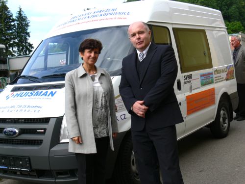 Ředitelka Základní a mateřské školy Motýlek Dagmar Jančálková získala od Miroslava Káninského klíče k novému automobilu.      <br/>
FOTO: ILONA MAZALOVÁ
