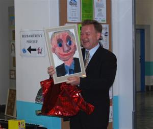Při zahájení výtvarné výstavy kopřivnických mateřských škol ve vestibulu radnice dostal starosta Jalůvka neobvyklý dárek - vlastní podobiznu.                                                 <br/>
FOTO: DAVID MACHÁČEK
