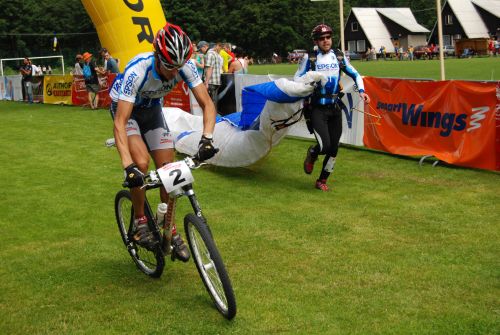 Kopřivnický paraglidista Lukáš Klím předává štafetu svému kolegovi na horském kole v týmu Epson při sobotním Adrenalin Cupu na Ostravici.<br/>                                               
FOTO: DAVID MACHÁČEK
