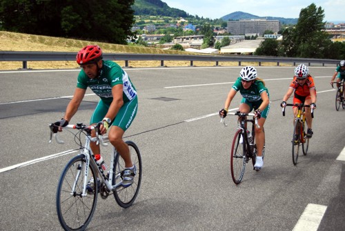 Tatrovácký zkušební polygon se první prázdninový víkend proměnil v atraktivní cyklistický okruh. Své síly si při prvním ročníku závodu změřilo asi šest desítek cyklistů.<br/>
FOTO: ONDŘEJ ZAPLETAL
