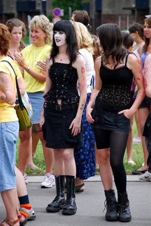 Přestože v davu absolventů místních škol byly i umrlčí tváře, všichni kdo dorazili před kulturní dům, si tradiční poslední zvonění a bujaré loučení se školou užívali naplno.<br/>
FOTO: DAVID MACHÁČEK