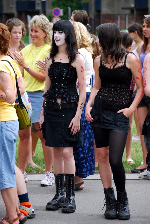 Přestože v davu absolventů místních škol byly i umrlčí tváře, všichni kdo dorazili před kulturní dům, si tradiční poslední zvonění a bujaré loučení se školou užívali naplno.<br/>
FOTO: DAVID MACHÁČEK