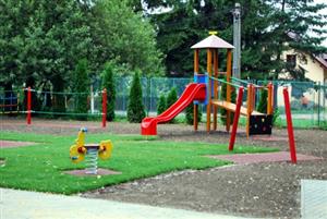 Na novém dětském hřišti u školy dr. Milady Horákové byly položeny travní koberce a byl vyset trávník, právě čekání na to, až se ozelenění ujme, oddaluje otevření hřiště veřejnosti.<br/>
FOTO: DAVID MACHÁČEK