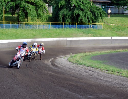 Juniorské mistrovství republiky na ploché dráze přineslo jen několik málo dramatických okamžiků. Ve většině jízd dominovali jezdci pražské Markéty.<br/>
FOTO: ONDŘEJ ZAPLETAL