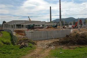 Stavba nového obchodního domu Tesco je v plném proudu a roste přímo před očima. Není divu, investor plánuje otevřít ještě před Vánoci. <br/>
FOTO: DAVID MACHÁČEK
