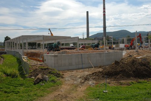 Stavba nového obchodního domu Tesco je v plném proudu a roste přímo před očima. Není divu, investor plánuje otevřít ještě před Vánoci. <br/>
FOTO: DAVID MACHÁČEK
