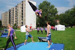 Dánští gymnasté předváděli minulý týden ve středu před kulturním domem mimo jiné i téměř artistické přemety. <br/> 
FOTO: ONDŘEJ ZAPLETAL
