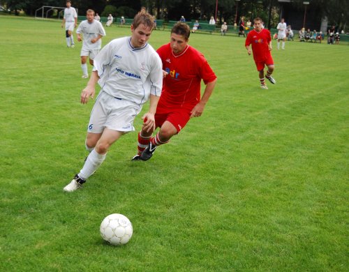Kopřivnický útočník Josef Jalůvka je stíhán svým jmenovcem Jiřím Jalůvkou při v dresu Vlčovice-Mniší při sobotním přátelském utkání. <br/><br/> 
FOTO: ONDŘEJ ZAPLETAL
